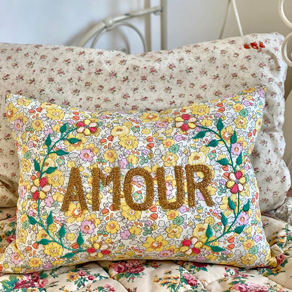 까사오[CSAO]Embroidered cushion AMOUR-CA00LNCUS1010AMO