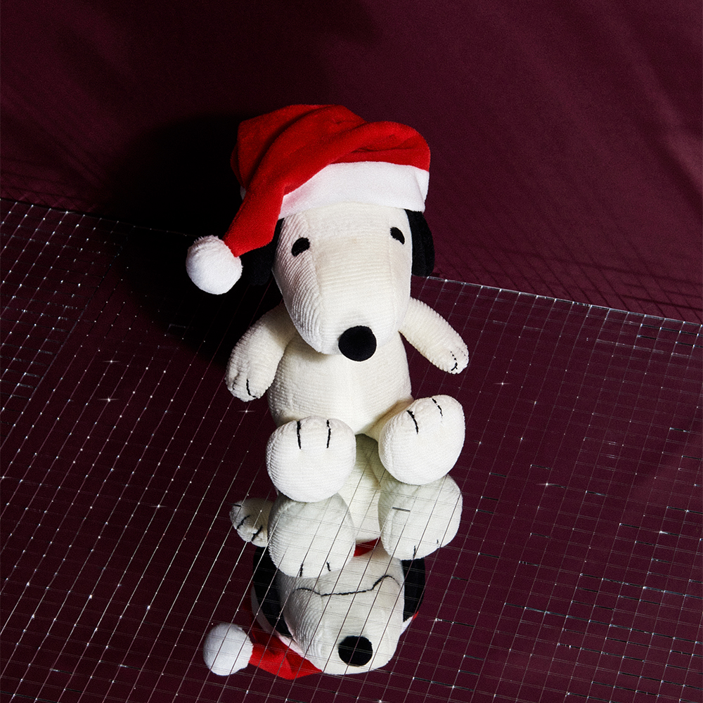 [] [PEANUTS]Snoopy Sitting with Christmas Hat - 17cm
