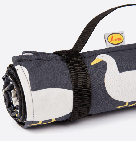 [[아노락]Anorak Waddling Ducks Picnic Blanket (Black) 피크닉 블랭킷]