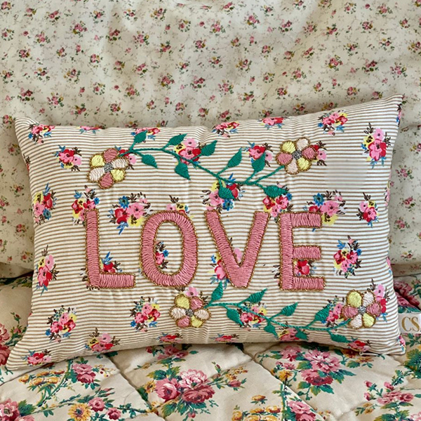 []Mini embroidered cushion LOVE-CA00LNCUS1518LOV