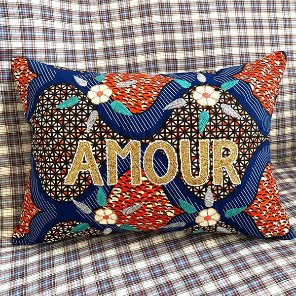 []Embroidered cushion AMOUR-CA00LNCUS1982AMO